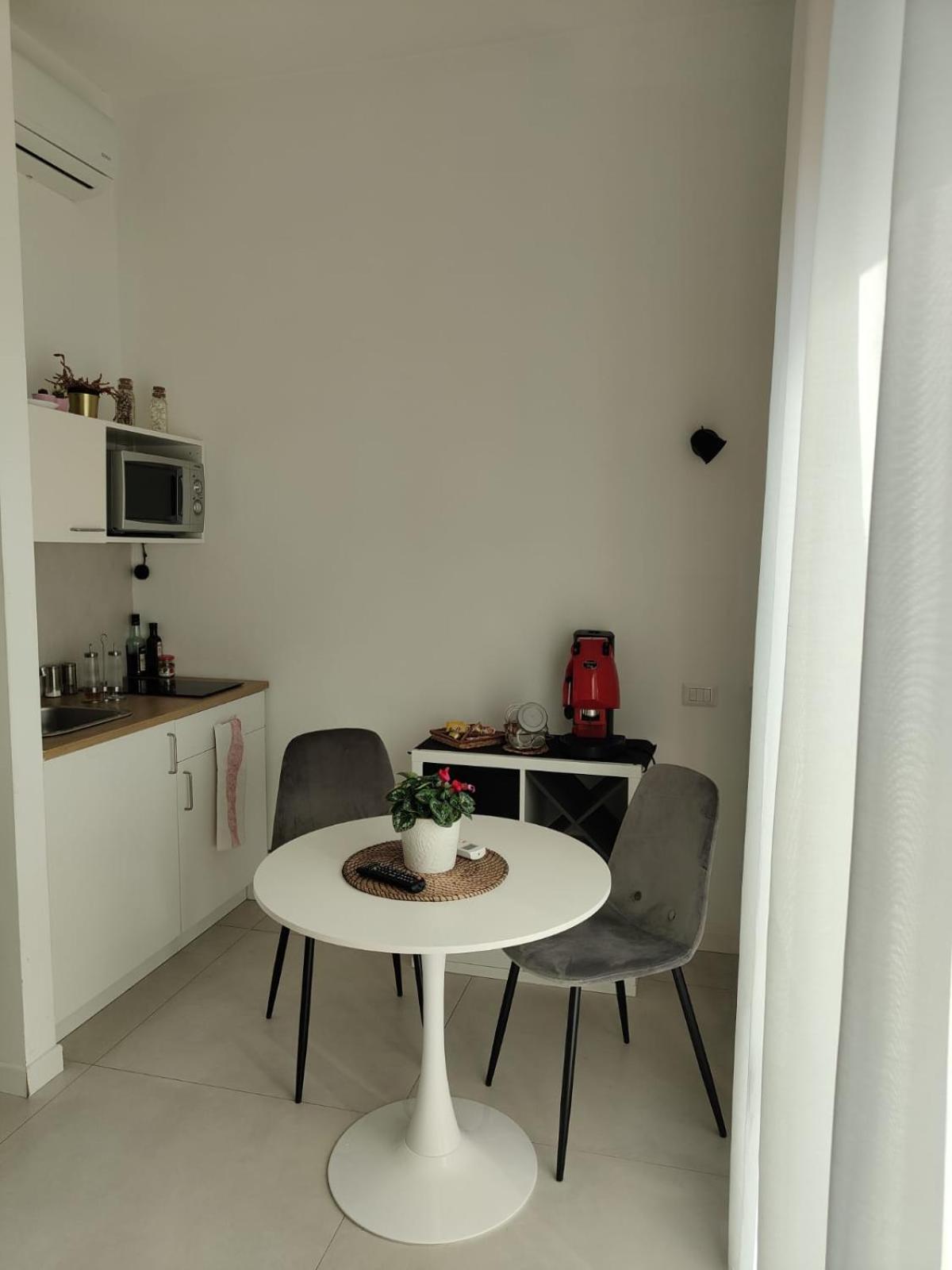 サレルノ Oasi Al Centro Con Parcheggio Bed & Breakfast エクステリア 写真