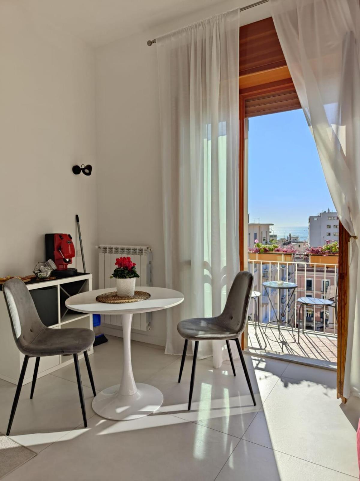 サレルノ Oasi Al Centro Con Parcheggio Bed & Breakfast エクステリア 写真